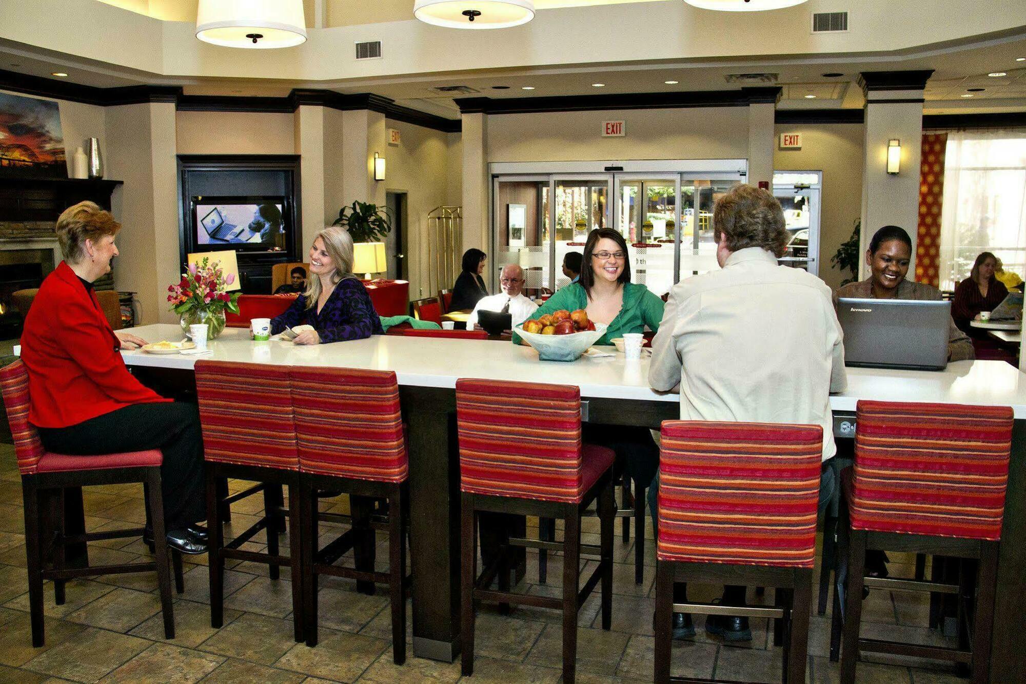 Hampton Inn & Suites Memphis-Beale Street Restaurant photo